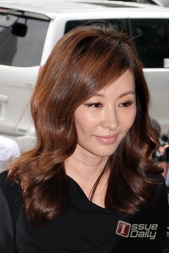 [이슈포토] 이미숙, ‘묘한 미소’ 머금고 출두