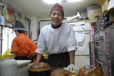 “먹는 사람 건강 바라며 구운 빵 맛보세요!”