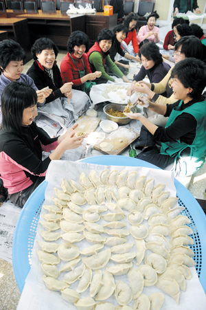 [포토뉴스]“사랑의 만두 빚어요”