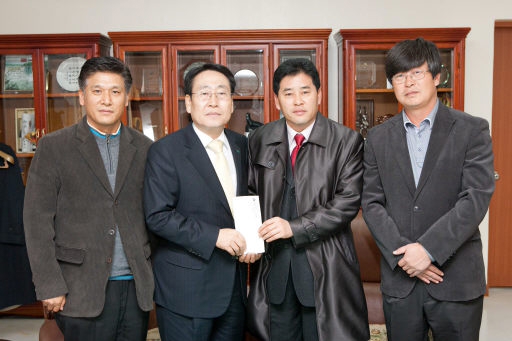[포토뉴스] 인제군전문건설업협회 이웃돕기 성금 기탁
