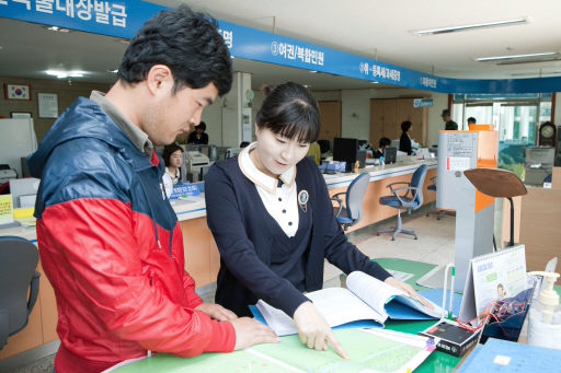[포토뉴스]인제군청 공무원 민원도우미 주민에 호응