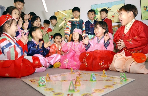 [설 특집]“게임기보다 재밌어요” 온가족 함께 윷놀이·연 날리기