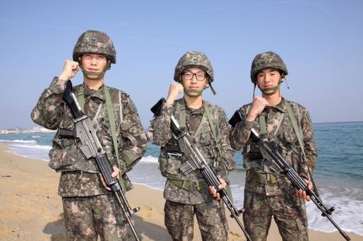 한밤중 파도에 휩쓸린 20대 여성 해안 감시하던 초병들이 발견 20ｍ 헤엄친 끝에 무사히 구조