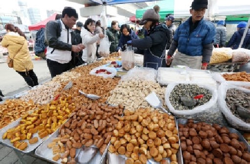 [포토뉴스]“추억의 옛날 과자 맛보세요”