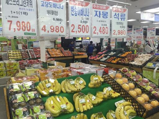 “농촌 보호해야 할 농협에서 수입 농산물 판매라니”