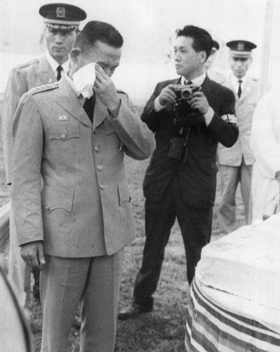 [강원일보 창간 70주년 기념 사진전]눈물 훔치며 17년 군생활 마무리