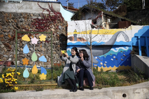[포토뉴스]감성관광지 된 벽화마을 `논골담길