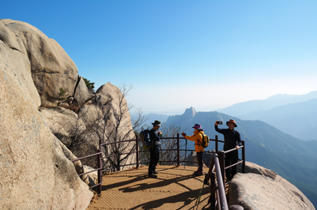 설악산 울산바위 해돋이 전망대 완공