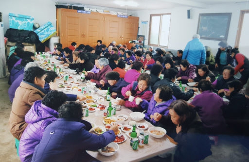 [포토뉴스]폐비닐 판매 수입금으로 경로잔치