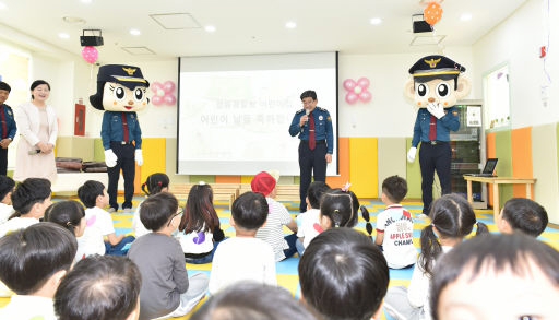 [포토뉴스]최종헌 강원경찰청장 어린이날 축하선물 전달