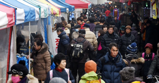 [포토뉴스]풍물시장 시민들 북적