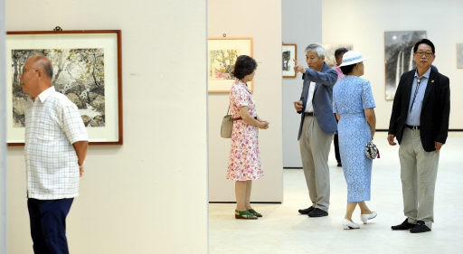 최영식 화백 수류화개展 개막 당일 관람객 500명 찾아