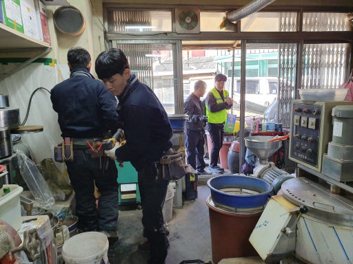 [포토뉴스]LS전선 동해공장 시장 전기점검 재능기부