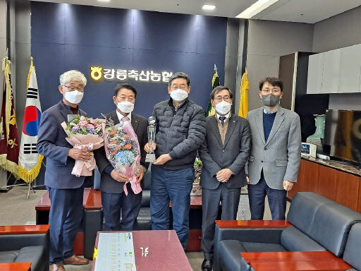 [포토뉴스]강릉축산농협에 상호금융예수금 3천억 달성탑