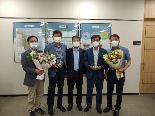 [포토뉴스]고성 금강·토성농협 하나로마트 매출액 달성탑 수상