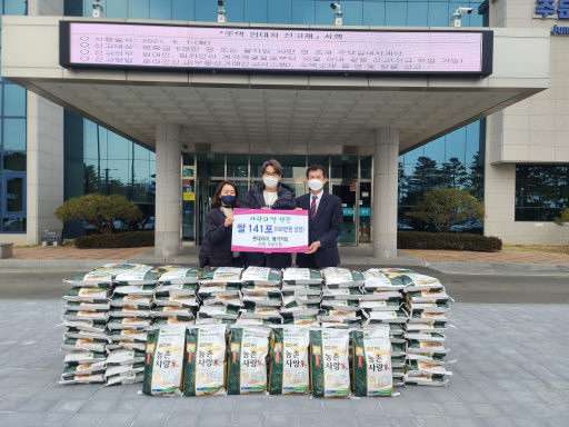[포토뉴스]롯데리아·메가커피 주문진점 쌀 전달