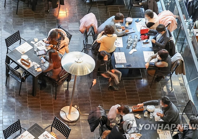 6인·밤 9시 현행 거리두기 20일까지 2주 연장…먹는 코로나 치료제 50대까지 확대