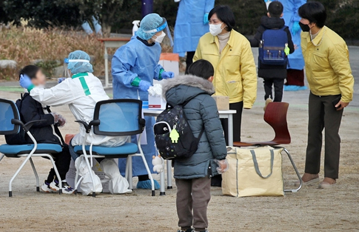 초·중·고생 등교 전 선제검사 18일부터 주 1회로 변경…포스트 오미크론 대응