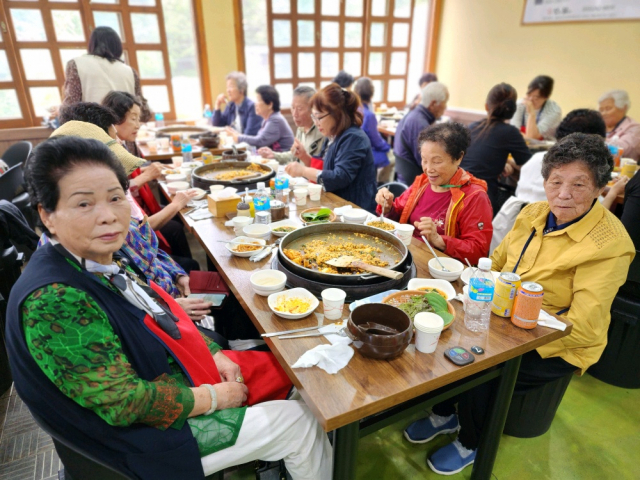 춘천남부노인복지관, 노인 맞춤 돌봄서비스 이용 어르신들 외식 지원 나서