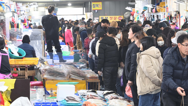[포토뉴스]주문진 수산시장 관광객 북적