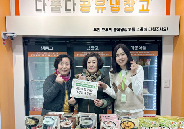 [포토뉴스]영월 고향을 생각하는 주부들의 모임, 식품 등 기부
