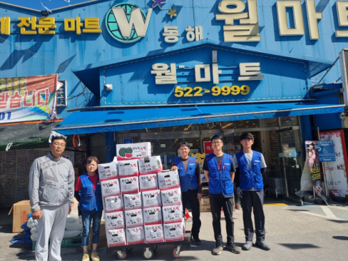 [포토뉴스]동해월마트 국군의날 맞이 위문품 전달