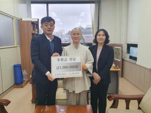 [포토뉴스]국민은행 속초지점, 속초시노인복지관에 후원금 전달