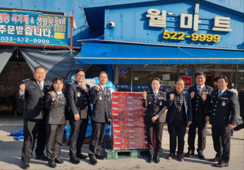 [포토뉴스]동해 월마트, 자율방범연합대에 라면 전달