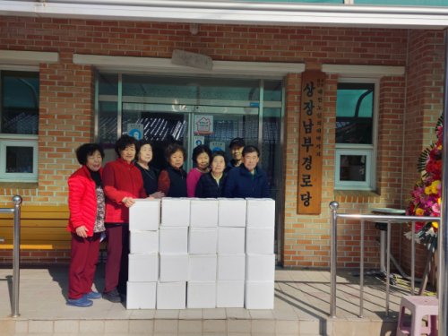[포토뉴스]상장남부경로당 장애인가구에 김치 전달