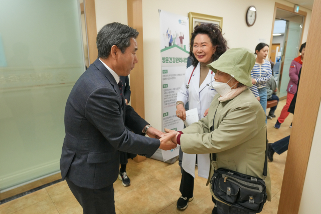 [포토뉴스]서흥원 양구군수 대상포진 무료 예방접종 현장 종사자 격려