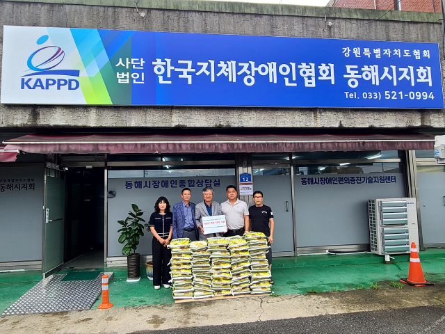 [포토뉴스]동해 추암횟집 대표 쌀 기탁