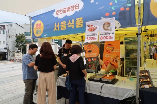 강원경제인국제교류협회 회원사들 ‘춘천 금빛장터’ 참여 호평