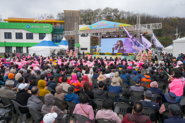 양구 펀치볼 시래기사과축제…첫날만 8,000명 방문 대박