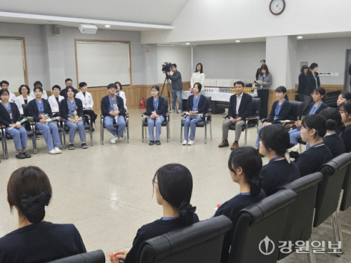 김진태 강원자치도지사, 원주의료원 신규 간호사 입사 1년 축하