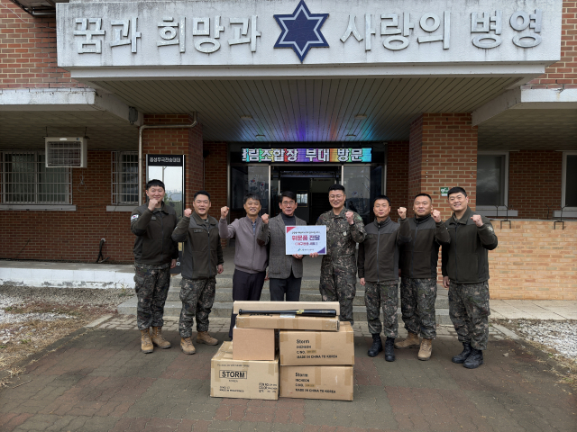 [포토뉴스]철원군산림조합 6사단 7여단 2대대에 위문품 전달