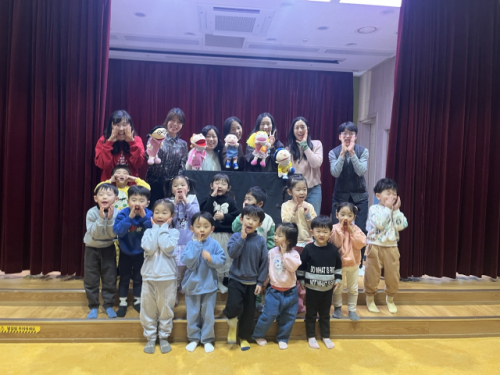 만천유치원 학부모들, 유아들 앞에서 인형극 공연 눈길