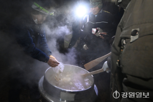 [포토뉴스]춘천 금병산 떡만둣국 나눔 행사