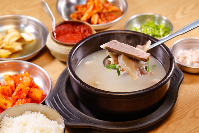 추위 잊게 해주는 소머리국밥의 명소 동해 북평민속시장