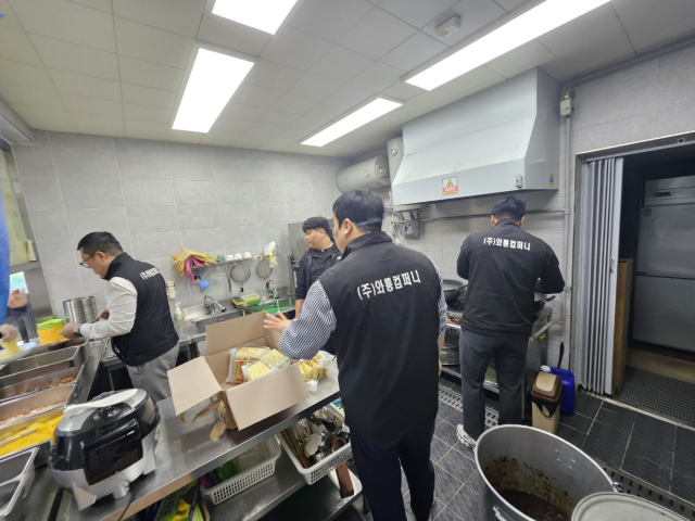[포토뉴스](주)와룡컴퍼니, 춘천 도리샘단기보호소서 후원봉사