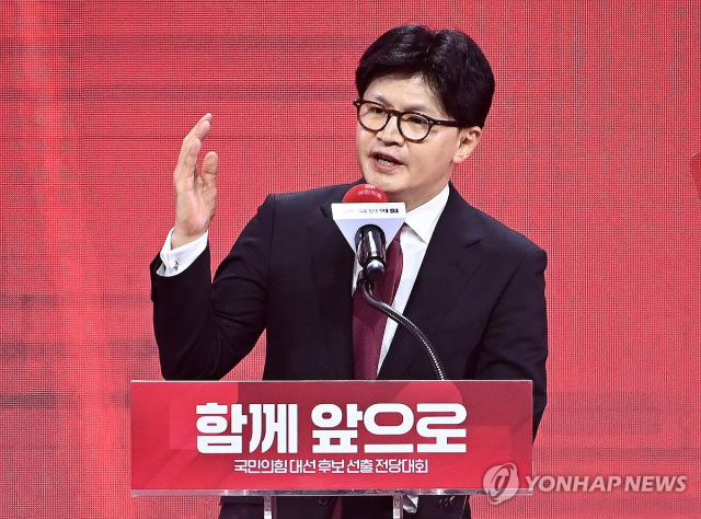 한동훈 “김문수, 계엄·탄핵 반대 입장 분명히 하지 않으면 尹부부 대리전 해 주는 꼴…이재명 세상 막을 수 없어”