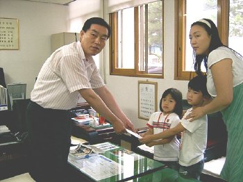 구미 송정유치원, 고사리손들이 모은 28만원 기탁