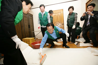 김관용 경북도지사 행복한 보금자리 만들기 현장 봉사