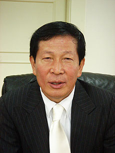 [이코노피플] 권원강 교촌에프앤비 회장