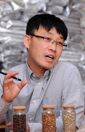 커피에 미쳐 5년, 로스팅기계 직접 설계까지…황재돈 대표