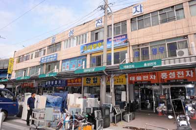새 제품의 반값 6개월간 A/S 똑똑한 가전 쇼핑…칠성 중고가전골목