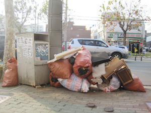 헌옷 수거함이 쓰레기 수거함?…각종 쓰레기에 몸살