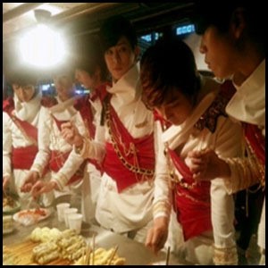 보이프렌드 떡볶이 삼매경! ‘왕자복’ 차림, 걸프렌드랑?…“떡볶이집 난리 났겠어!”