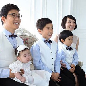 김성주 가족사진 촬영 ‘붕어빵 3남매’ 포착! “민율이 코 파고, 민주는 눈 껌뻑!”