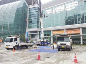 대형 전시장 입구 막고 공사…행사 찬물 끼얹은 엑스코