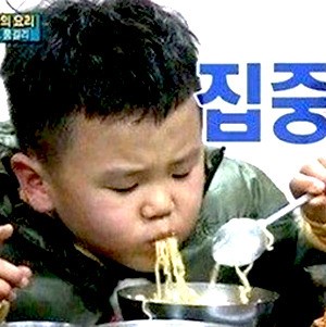 휴게소 인기 간식 톱3 “1위가 우동, 출출할 때 후루룩~ 2위는?